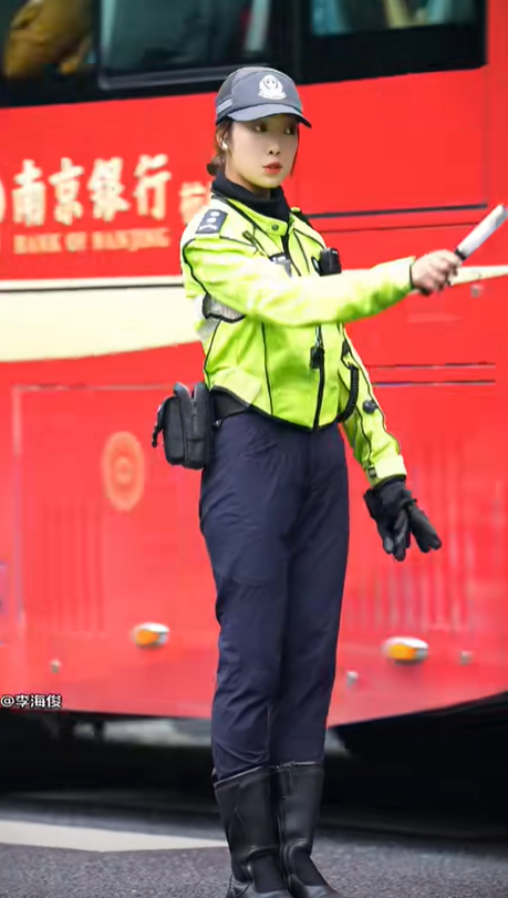 浙江杭州交通女警李語蔚在執勤時,因其亮麗外型顏值和溫柔的語氣被網民稱為「杭州朴信惠」。(影片截圖)