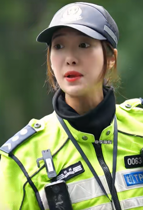 浙江杭州交通女警李語蔚在執勤時,因其亮麗外型顏值和溫柔的語氣被網民稱為「杭州朴信惠」。(影片截圖)