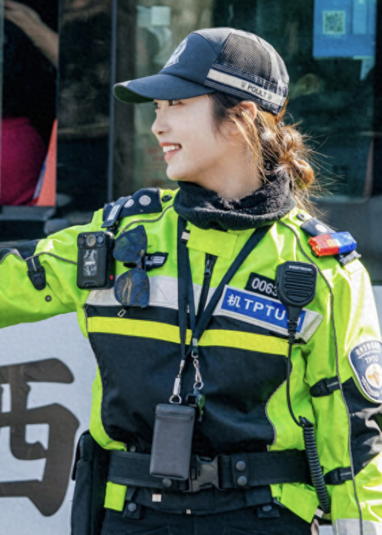 浙江杭州交通女警李語蔚在執勤時,因其亮麗外型顏值和溫柔的語氣被網民稱為「杭州朴信惠」。(影片截圖)