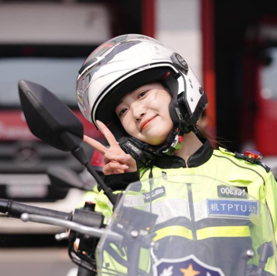 浙江杭州交通女警李語蔚在執勤時,因其亮麗外型顏值和溫柔的語氣被網民稱為「杭州朴信惠」。(影片截圖)