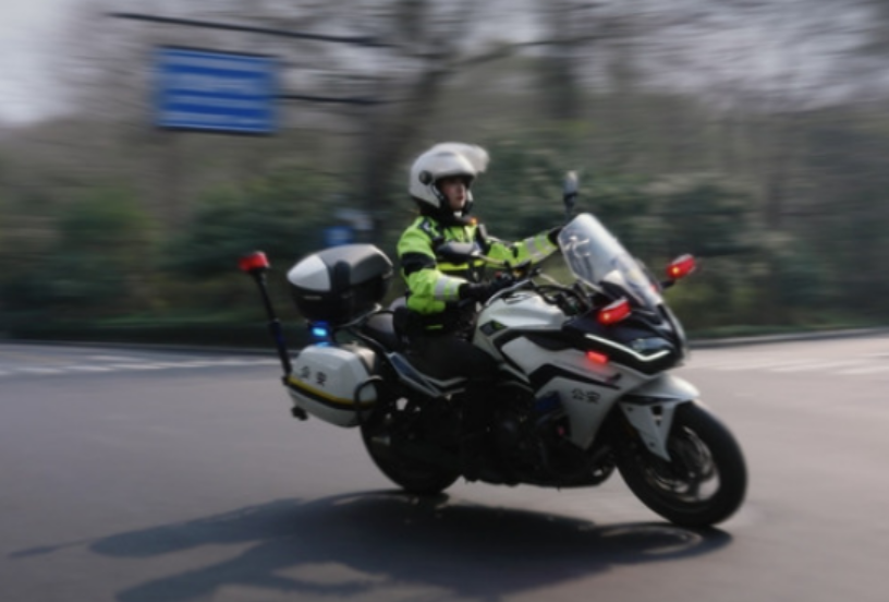 浙江杭州交通女警李語蔚在執勤時,因其亮麗外型顏值和溫柔的語氣被網民稱為「杭州朴信惠」。(影片截圖)