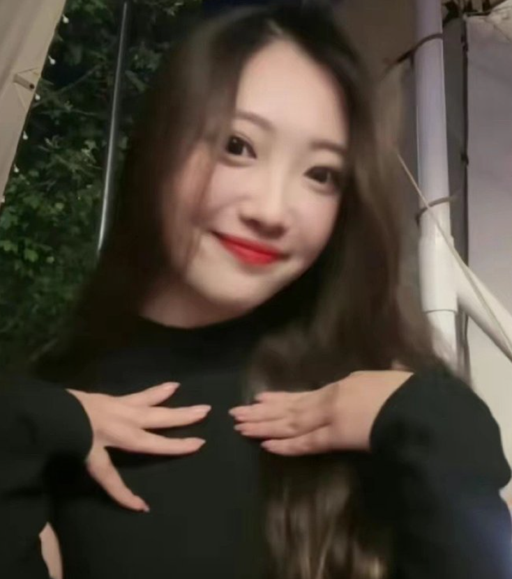 浙江杭州交通女警李語蔚在執勤時,因其亮麗外型顏值和溫柔的語氣被網民稱為「杭州朴信惠」。(影片截圖)