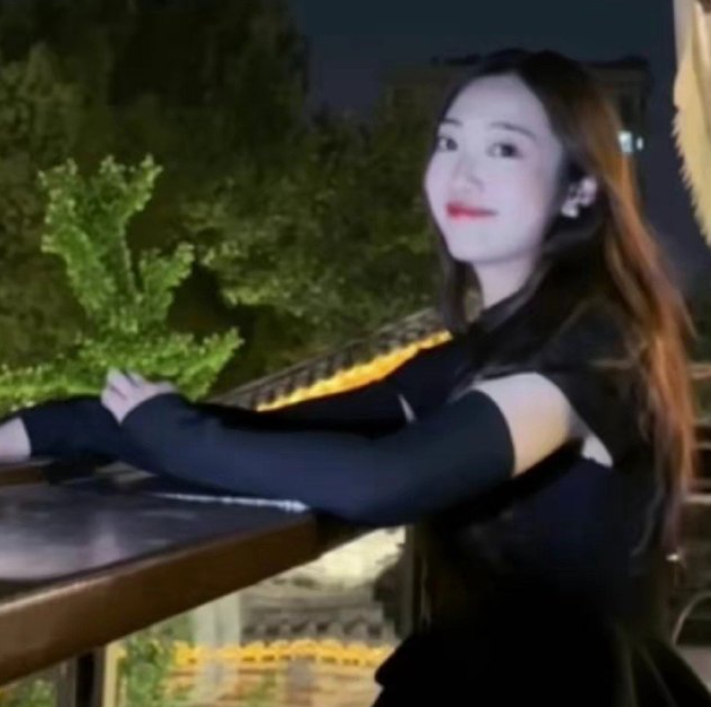 浙江杭州交通女警李語蔚在執勤時,因其亮麗外型顏值和溫柔的語氣被網民稱為「杭州朴信惠」。(影片截圖)