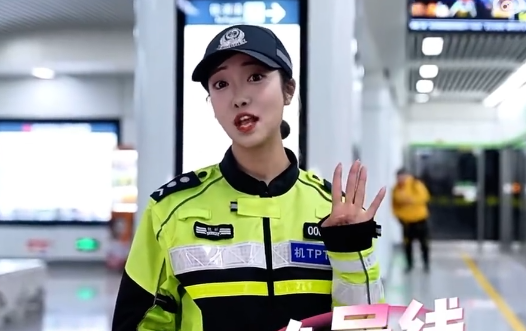 浙江杭州交通女警李語蔚在執勤時,因其亮麗外型顏值和溫柔的語氣被網民稱為「杭州朴信惠」。(影片截圖)