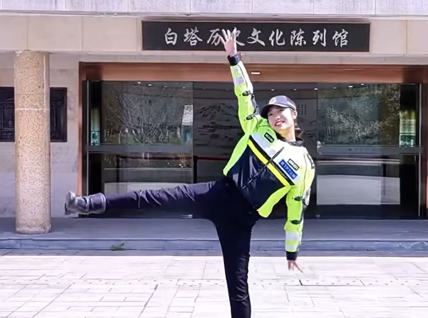 浙江杭州交通女警李語蔚在執勤時,因其亮麗外型顏值和溫柔的語氣被網民稱為「杭州朴信惠」。(影片截圖)