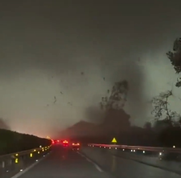 內媒報道,廣州市白雲區出現龍捲風極端天氣