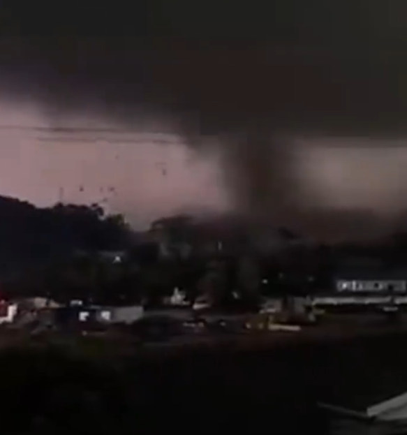 內媒報道,廣州市白雲區出現龍捲風極端天氣