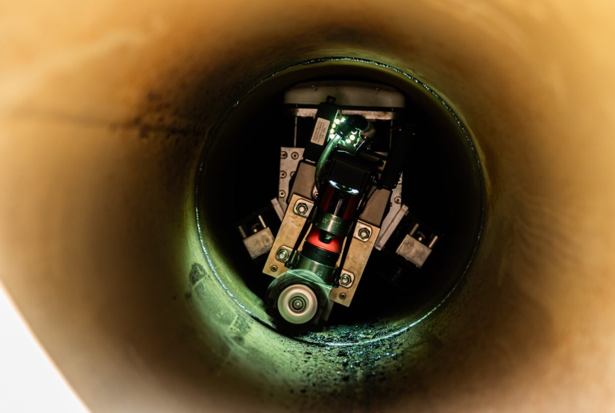 「全方位鋼管內壁修復機械人」可進入口徑較小的鋼管內壁進行焊縫打磨,避免工作人員承受焊縫打磨時產生刺激性氣體、火花、鋼管碎屑及塵埃等職安健風險。