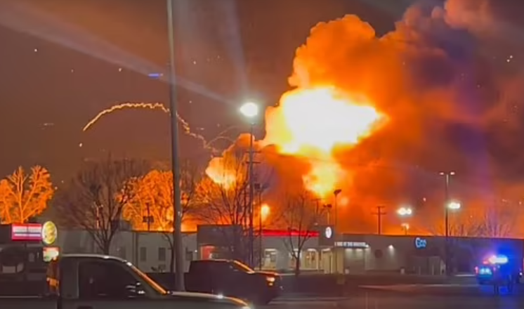 美國密歇根州底特律郊區一間倉庫今年3月發生爆炸,導致一人死亡。倉庫屬於一家電子煙經銷商,公司負責人本月20日欲持單程機票準備由紐約逃往香港,遭美國海關和紐約港務局人員逮捕。他被押回密歇根州控以誤殺罪,下月7日將出席案件聽證會。(網上圖片)