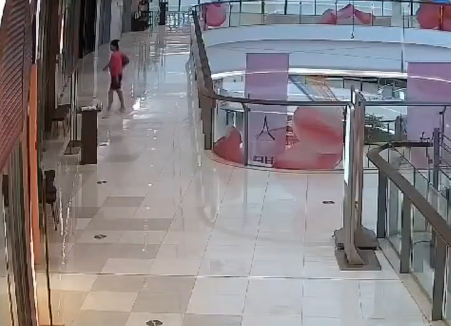 廣東省廣州市南沙區上周六(27日)一名52歲女子在商場5樓跳樓輕生,壓倒另一名正在逛街的女子。跳樓女子身亡,被壓中的女子則大難不死,僅受輕微腦震盪和皮外傷,目前已出院