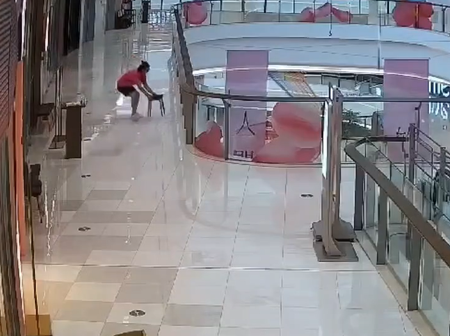 廣東省廣州市南沙區上周六(27日)一名52歲女子在商場5樓跳樓輕生,壓倒另一名正在逛街的女子。跳樓女子身亡,被壓中的女子則大難不死,僅受輕微腦震盪和皮外傷,目前已出院