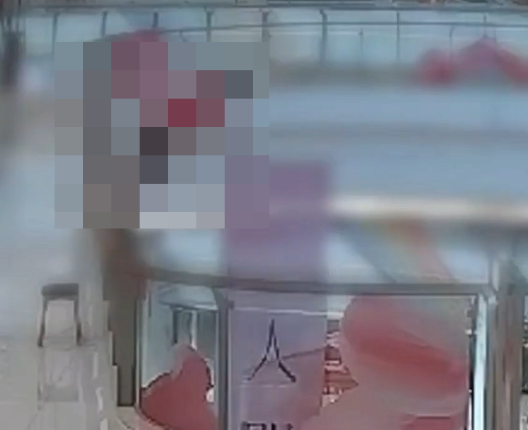 廣東省廣州市南沙區上周六(27日)一名52歲女子在商場5樓跳樓輕生,壓倒另一名正在逛街的女子。跳樓女子身亡,被壓中的女子則大難不死,僅受輕微腦震盪和皮外傷,目前已出院