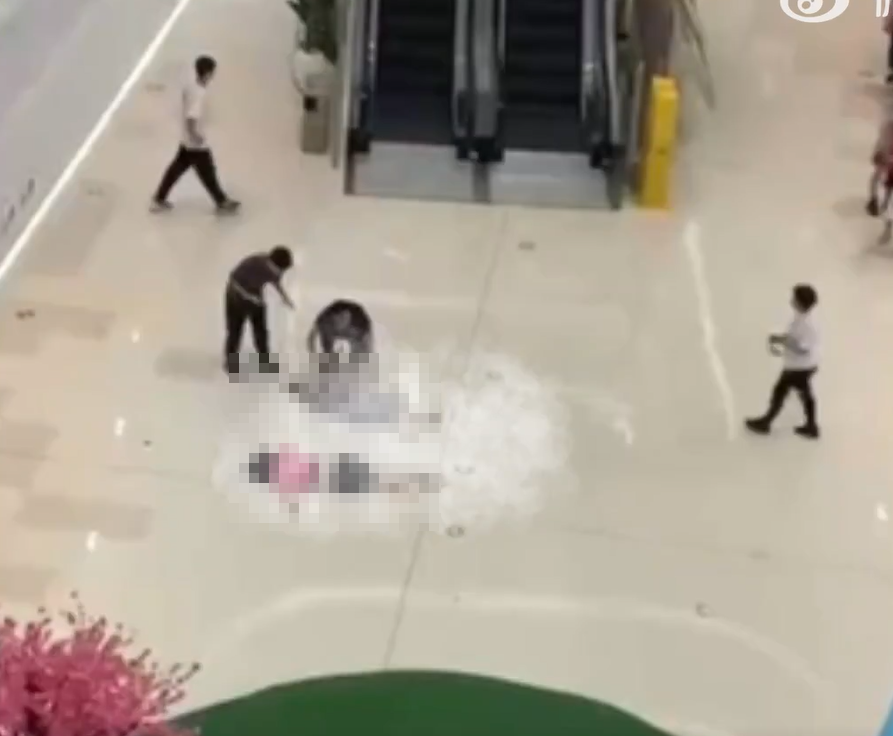 廣東省廣州市南沙區上周六(27日)一名52歲女子在商場5樓跳樓輕生,壓倒另一名正在逛街的女子。跳樓女子身亡,被壓中的女子則大難不死,僅受輕微腦震盪和皮外傷,目前已出院