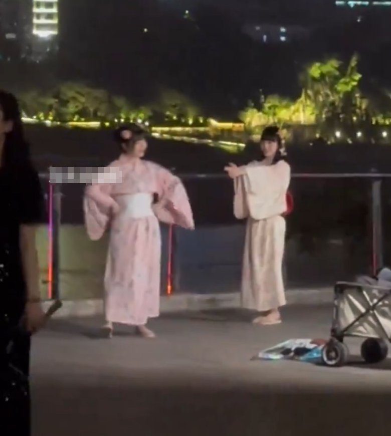 重慶市兩名女子上周六(27日)在南濱路博覽館前,穿着和服跳舞並拍攝影片,吸引路人圍觀,期間有一群長者聲討制止表不滿,雙方一度有肢體衝突,最終公安介入。(影片截圖)