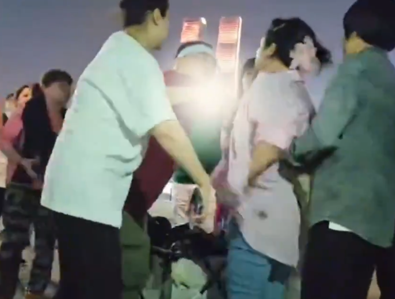 重慶市兩名女子上周六(27日)在南濱路博覽館前,穿着和服跳舞並拍攝影片,吸引路人圍觀,期間有一群長者聲討制止表不滿,雙方一度有肢體衝突,最終公安介入。(影片截圖)