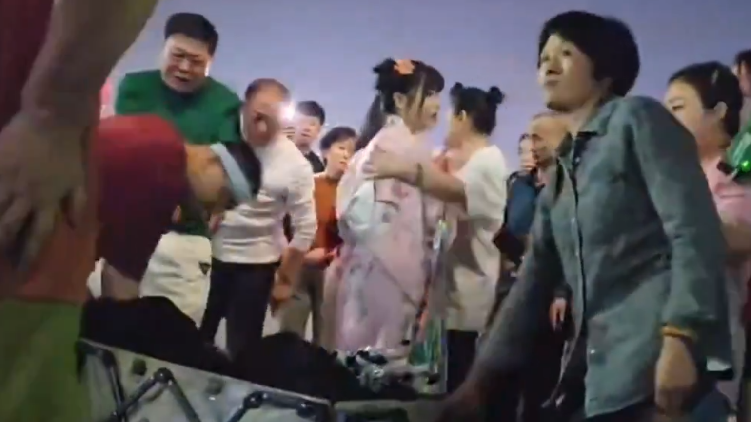 重慶市兩名女子上周六(27日)在南濱路博覽館前,穿着和服跳舞並拍攝影片,吸引路人圍觀,期間有一群長者聲討制止表不滿,雙方一度有肢體衝突,最終公安介入。(影片截圖)