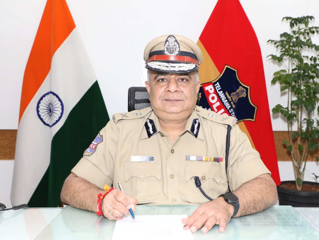 來自印度泰倫加納邦的警察局長古普塔(Ravi Gupta)與妻子搭乘星航商務艙,旅途中座位椅背不能後仰。