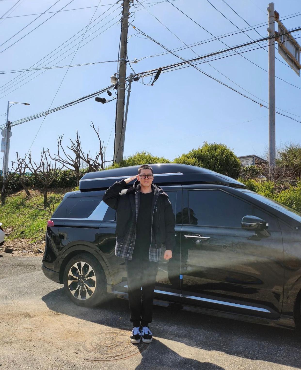 《社内相親》男星金旻奎昨日亦公開平頭裝暫別粉絲。