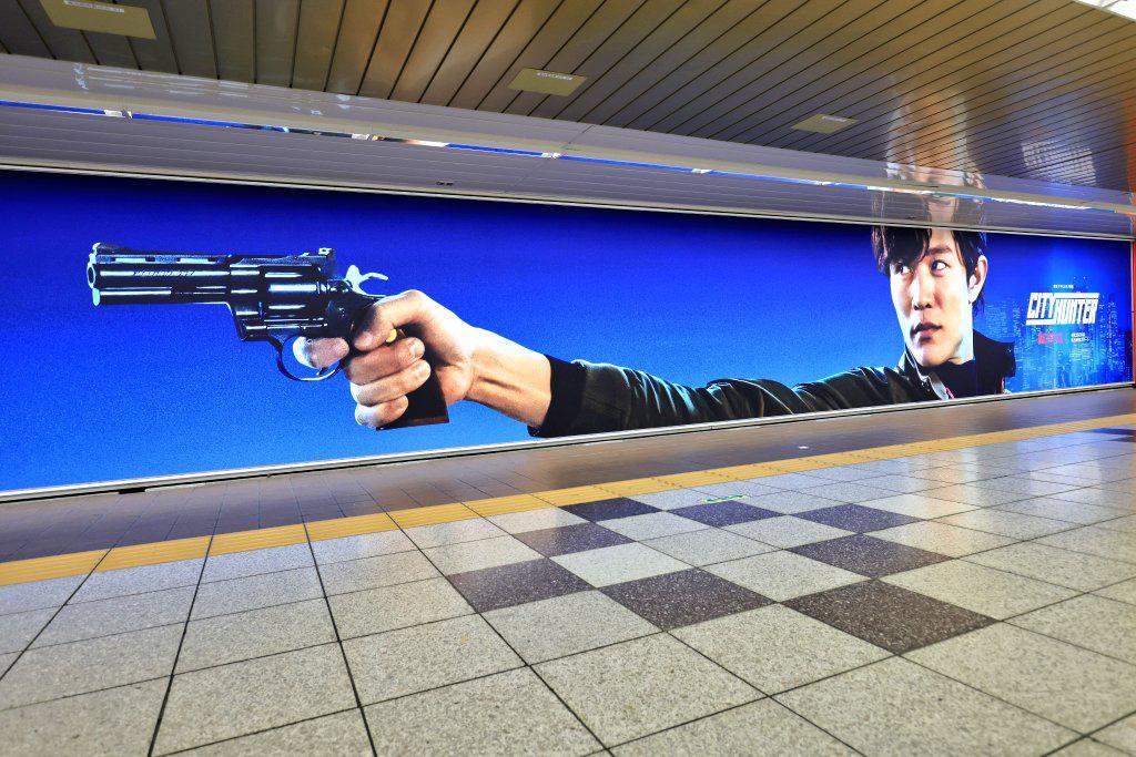 地鐵站亦有超長海報成為打卡位。