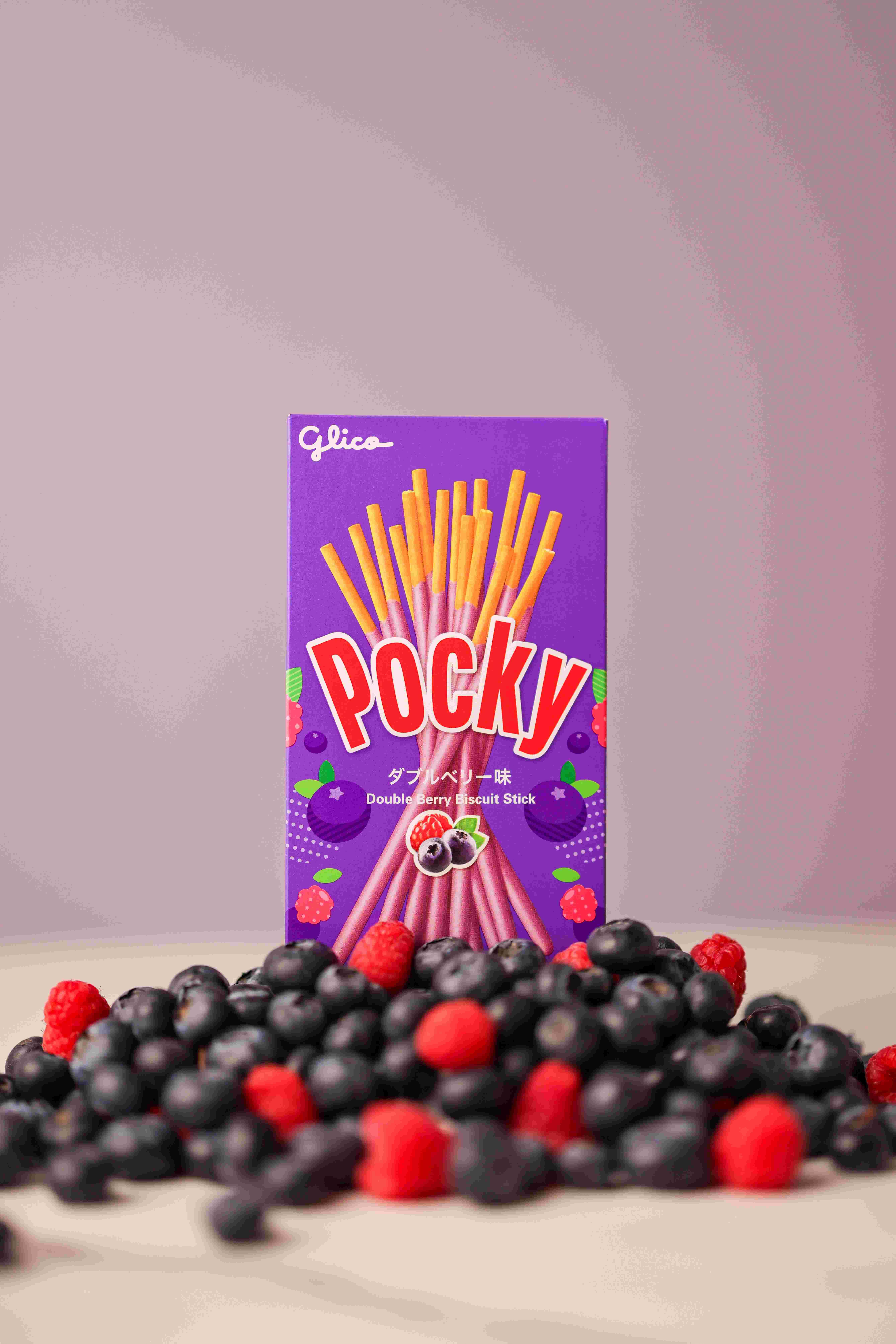 雙重莓果味餅乾條塗上了藍莓及紅桑莓風味朱古力醬,兩種莓果味道精巧融合,讓您只咬一口就令嘴巴充滿酸酸甜甜的滿足感