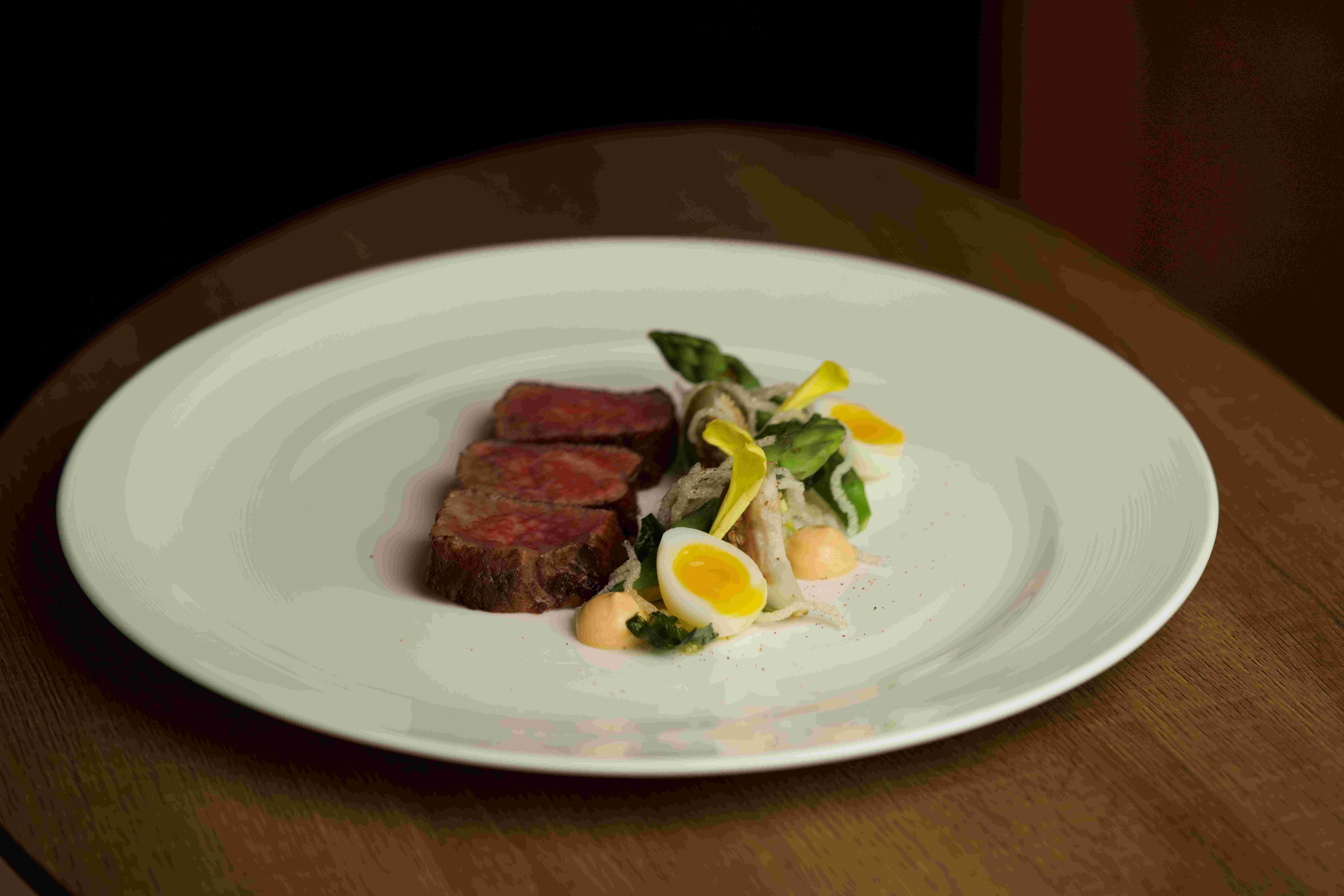 飛驒牛肉佐參巴醬和新界蔬菜