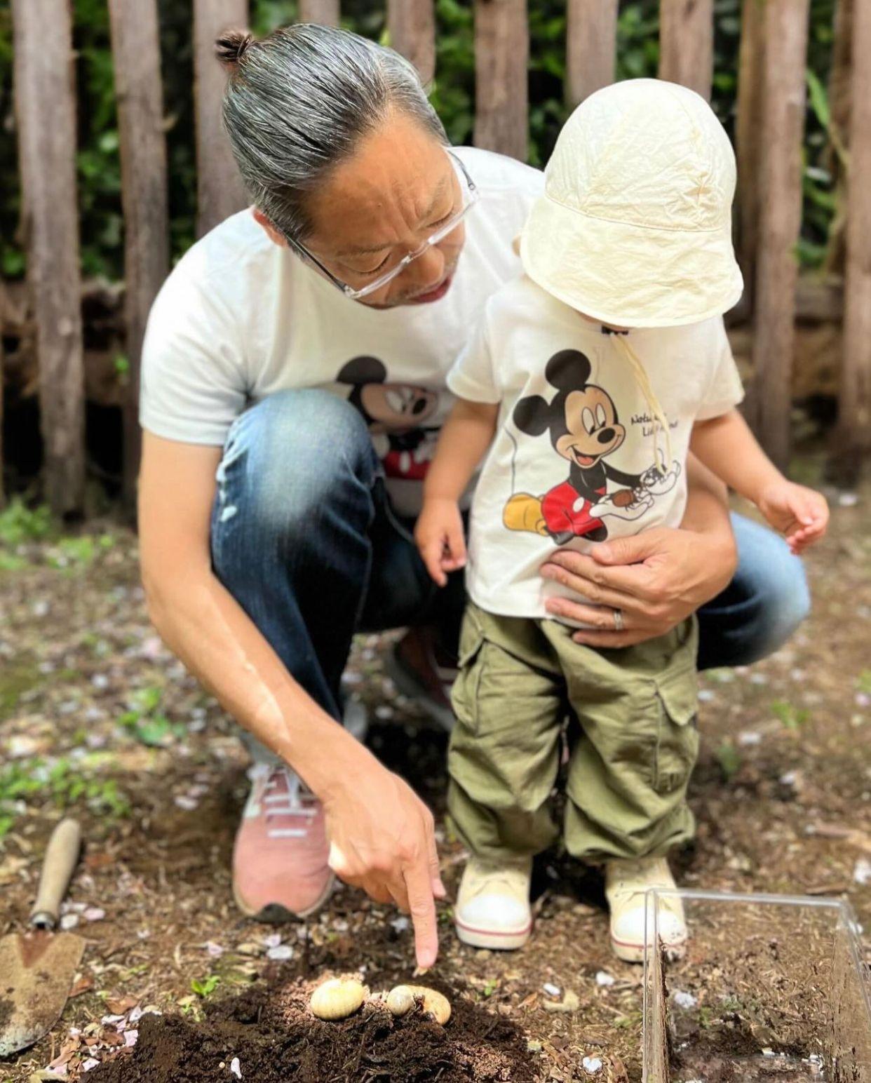 香川照之與1歲囝囝穿父子裝同框。