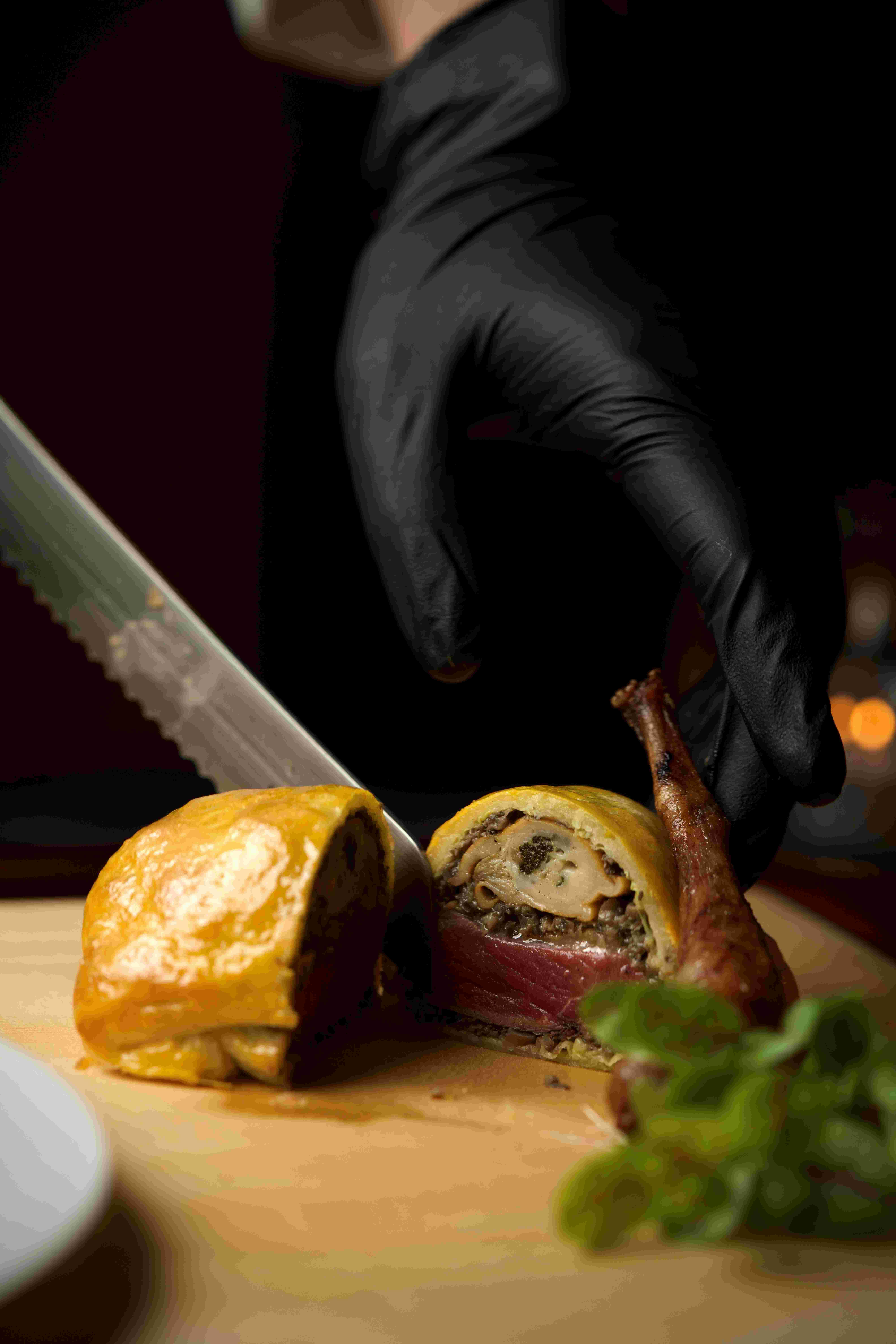 鴿肉威靈頓佐流浮山金蠔和松露