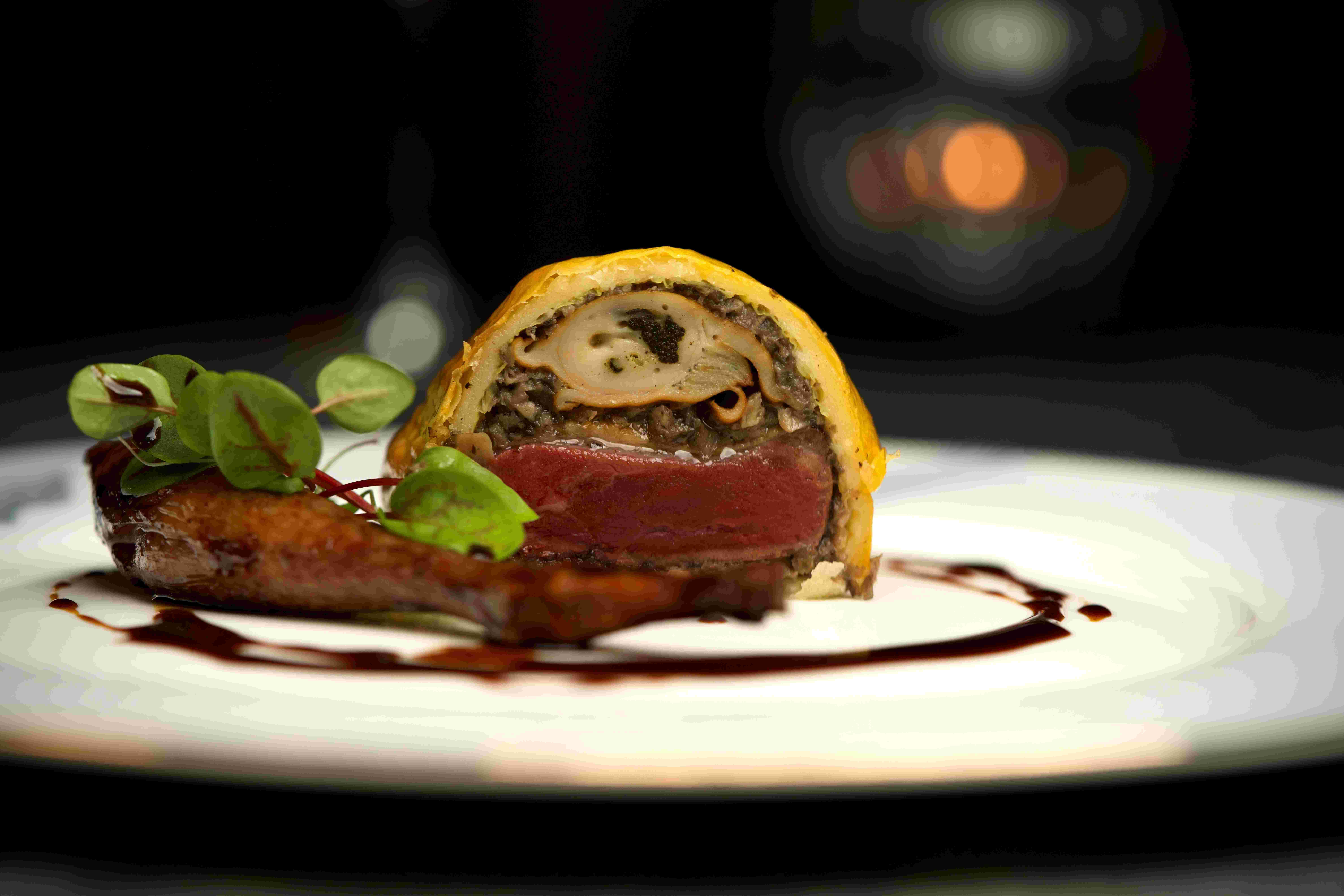 鴿肉威靈頓佐流浮山金蠔和松露