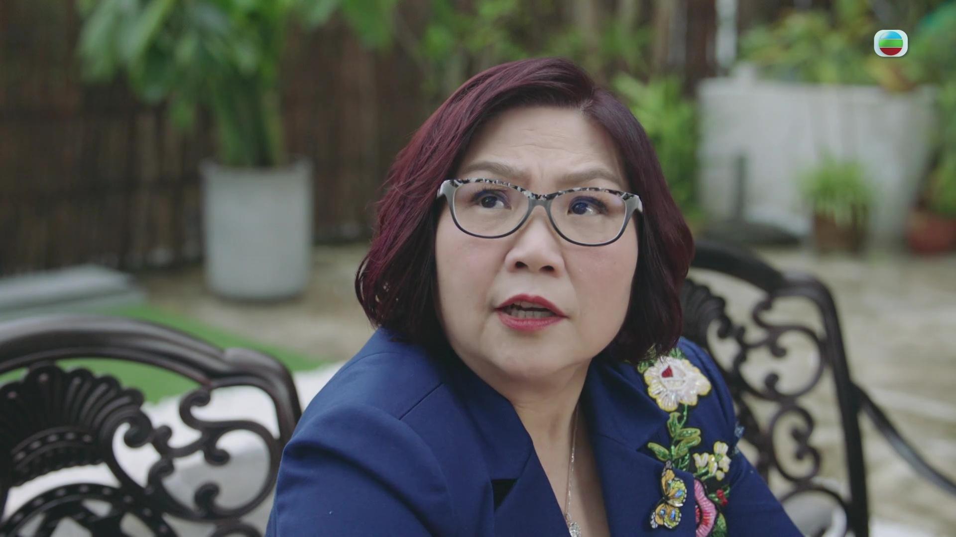 麥玲玲自備幻彩私伙衫演富婆。