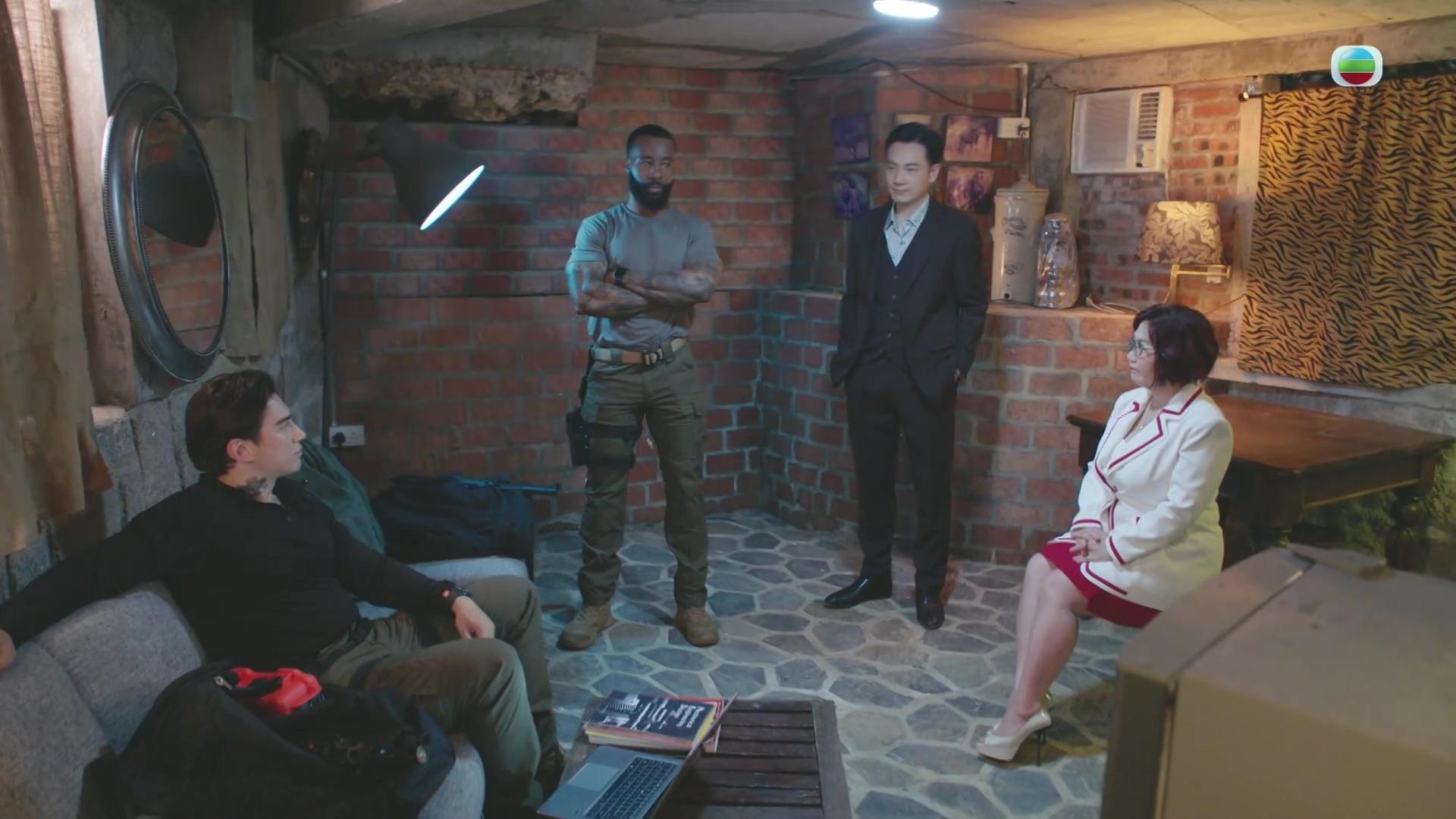 麥玲玲自多套私伙衫演富婆。