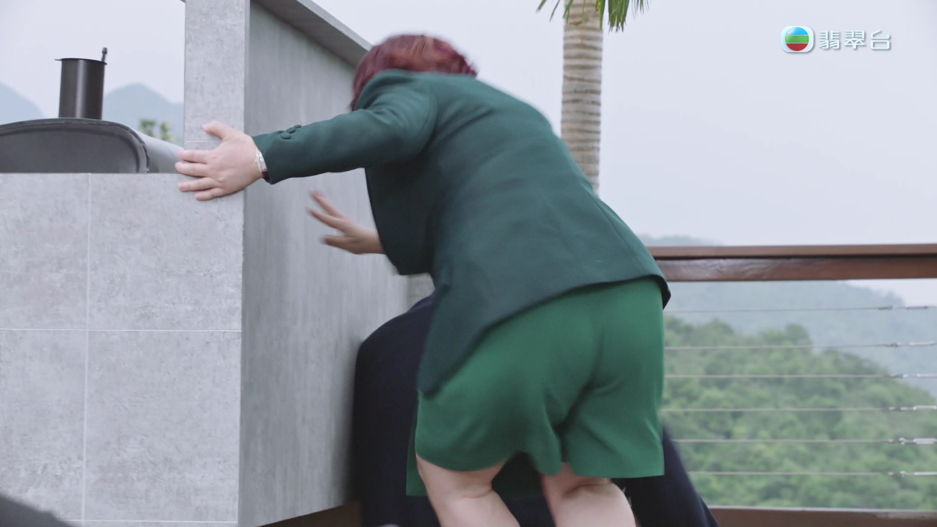 麥玲玲綠色的「套裝裙褲」引來網民關注。