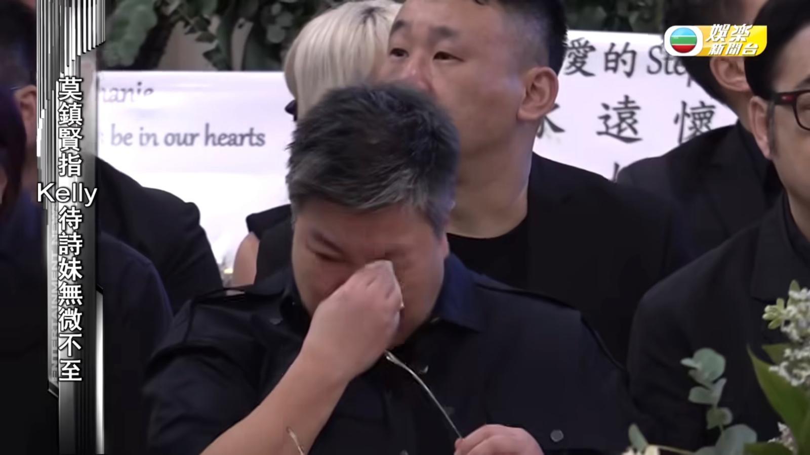 黎明詩昨日設靈,Kelly不時拭淚。 (娛樂新聞台截圖)