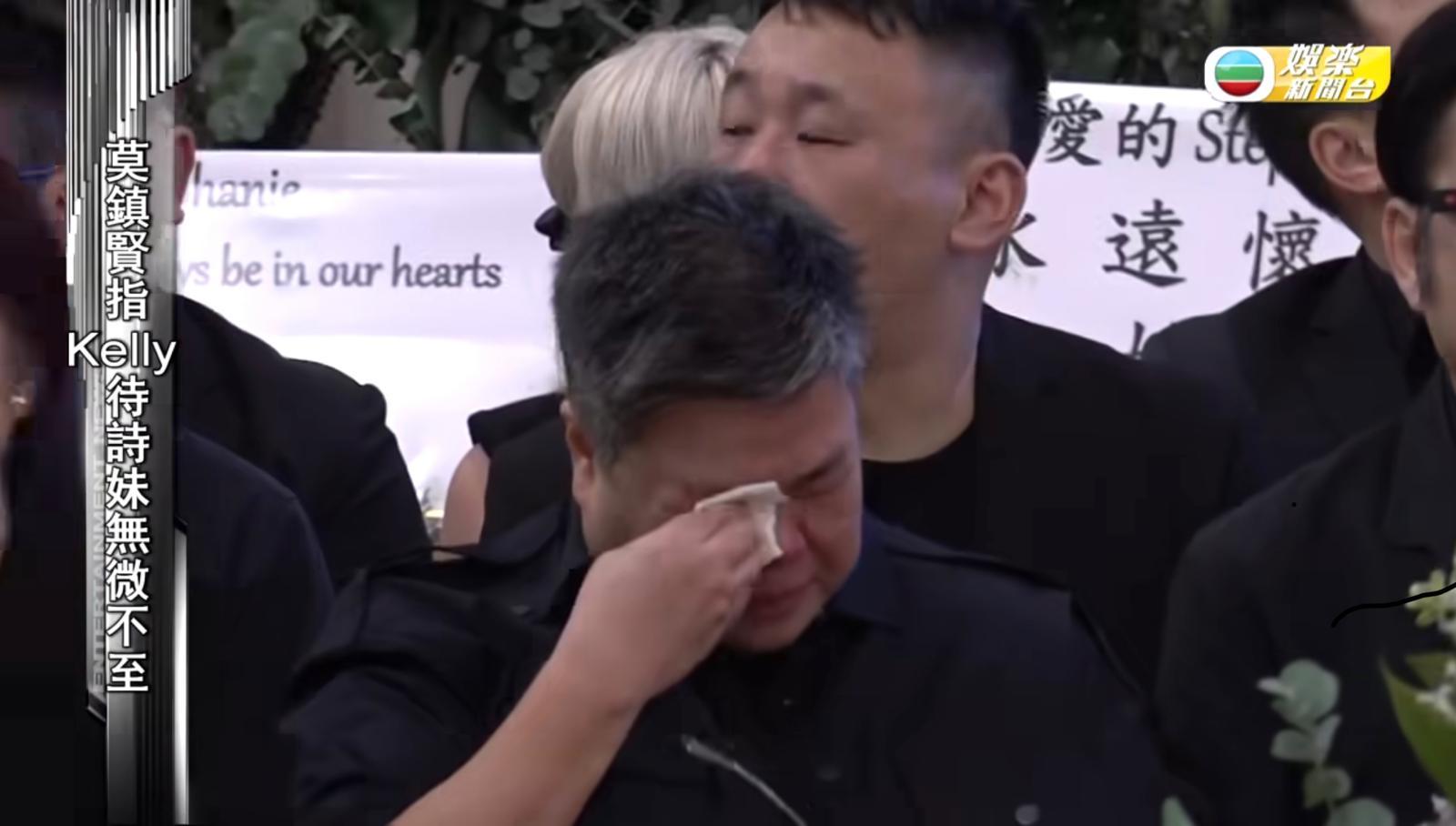 黎明詩昨日設靈,Kelly不時拭淚。 (娛樂新聞台截圖)