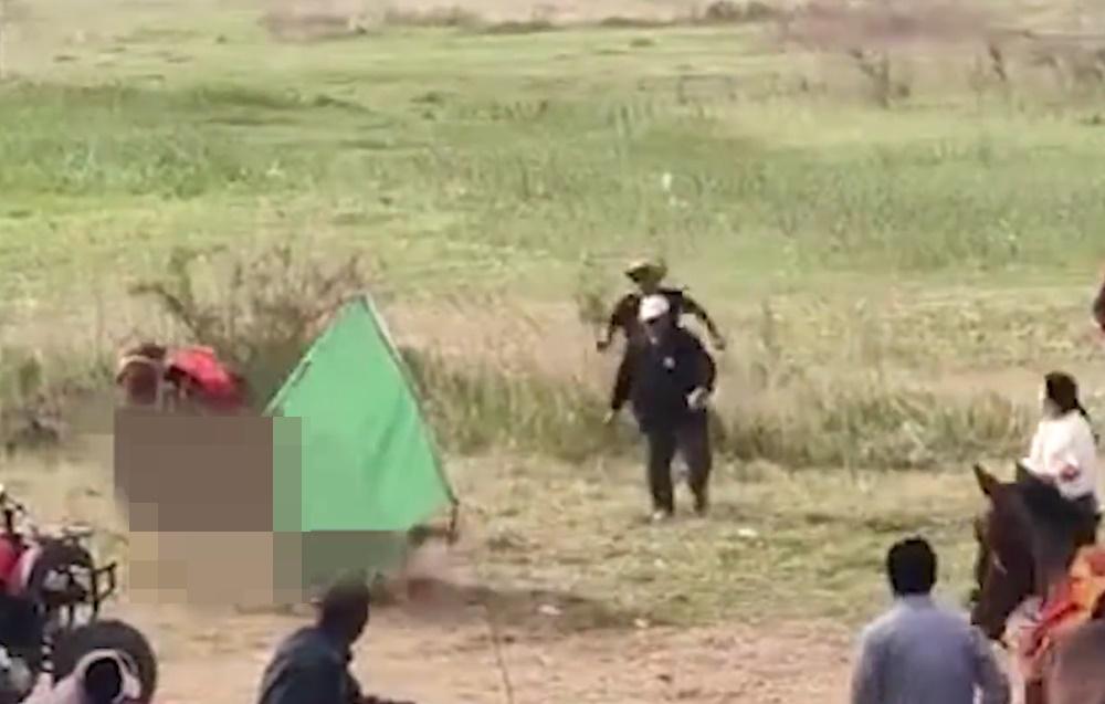男童一隻腳掛在馬鞍上的繩索,其頭部撞擊著地面、沙灘車車輪、樹樁。(微博)