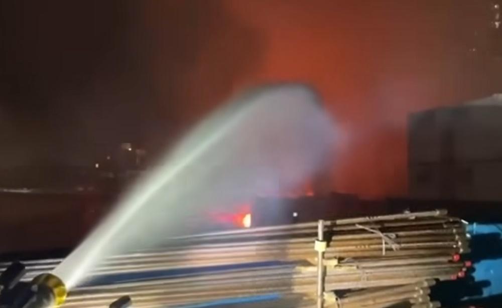 消防在事發1個多小時後將火警升為三級,到昨晚9時半再升為四級。(香港消防處@FB)