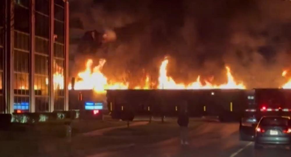 許多民眾都目擊這個冒著熊熊火焰的列車衝向市區,紛紛嚇得報警求助。(X)