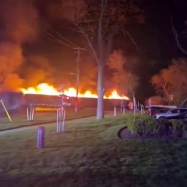 許多民眾都目擊這個冒著熊熊火焰的列車衝向市區,紛紛嚇得報警求助。(X)