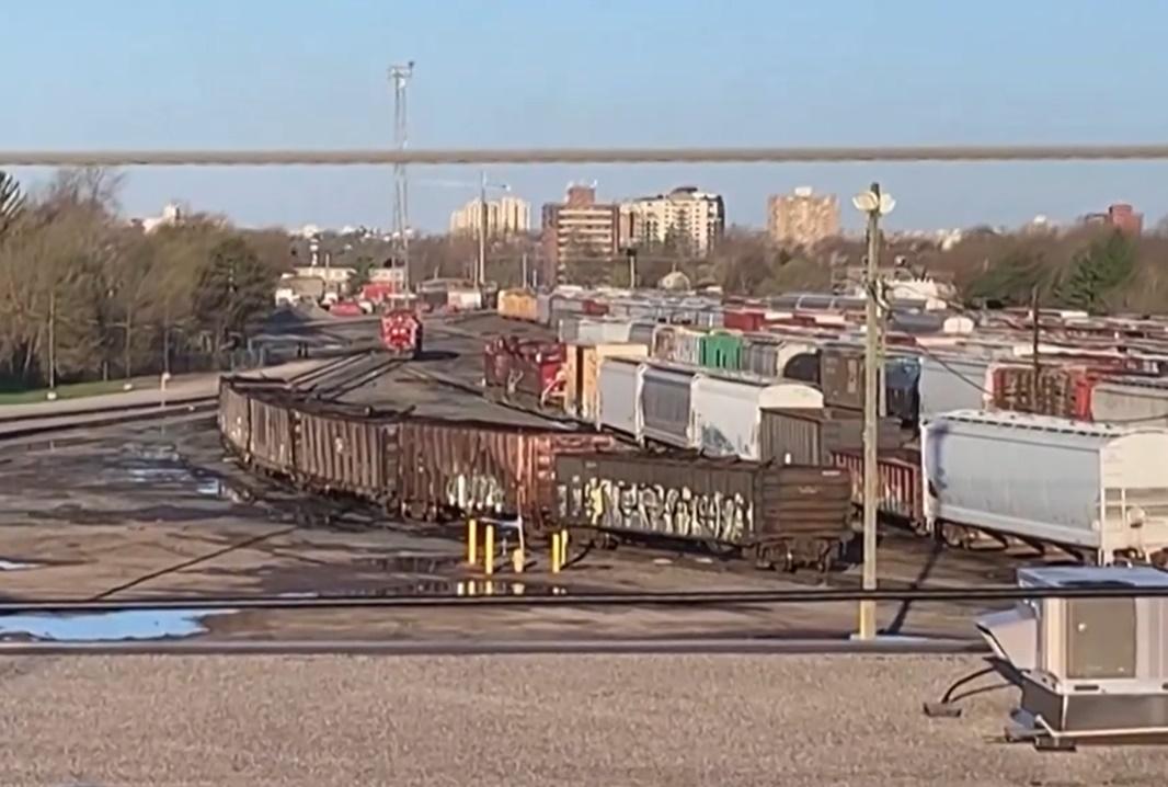 起火車廂殘骸。(X)