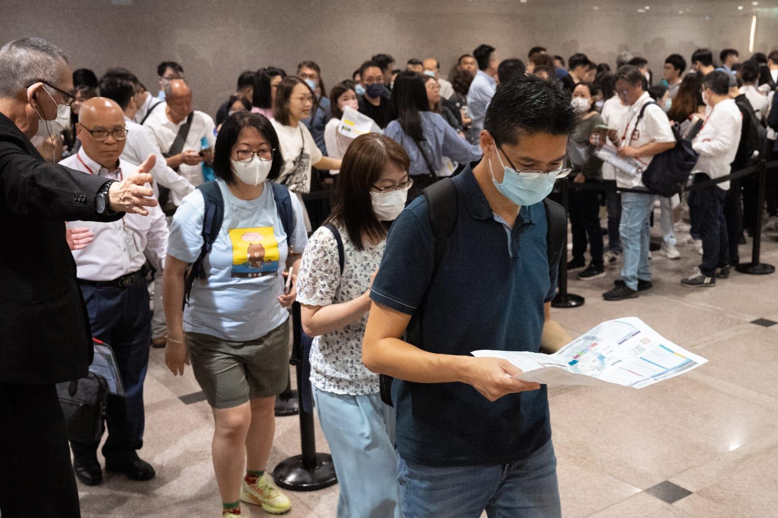 據現場所見,準買家約10時多已抵達尖沙咀港威大廈售樓處排隊等候,先由A組大手客開始揀樓。(林靄怡攝)