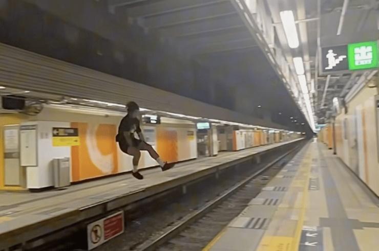 片段除了有人協助拍攝,涉事者亦有主觀角度鏡頭拍攝。(網上截圖)