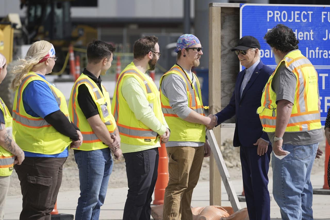 拜登到訪當地「美國鋼鐵工人聯合會」總部並發表演說。(AP)