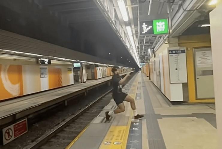 港鐵指,調查相信事件在上周六(20日)晚發生,公司已報案處理。(網上截圖)