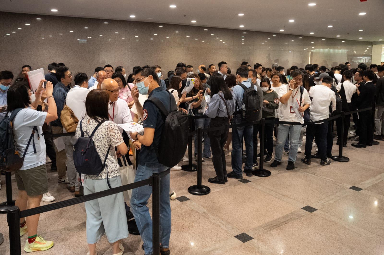 據現場所見,準買家約10時多已抵達尖沙咀港威大廈售樓處排隊等候,先由A組大手客開始揀樓。(林靄怡攝)
