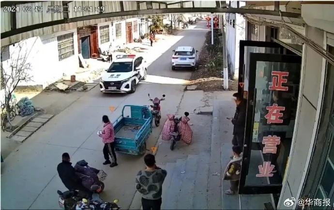 一架警車駛經並廣播,一分鐘後又掉頭。(微博)