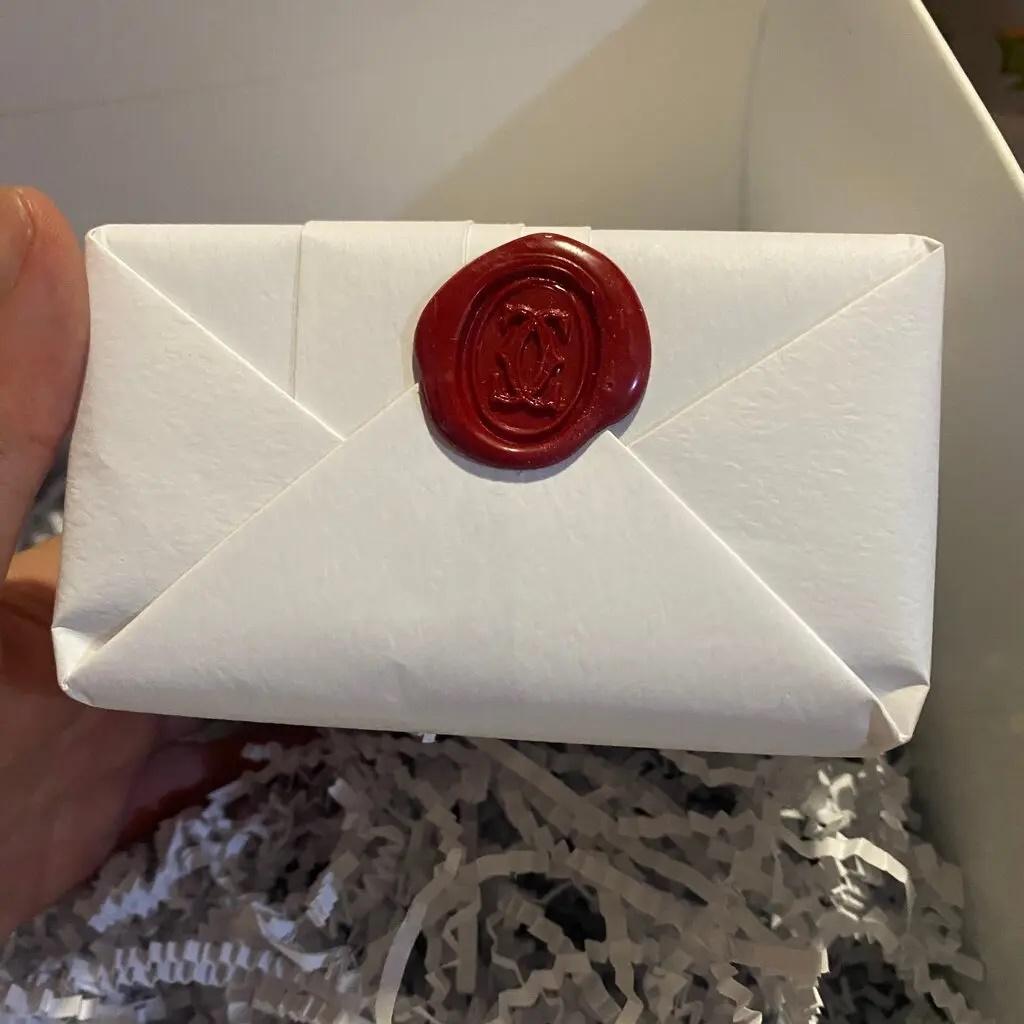 事主網上分享卡地亞耳環拆箱。(X)