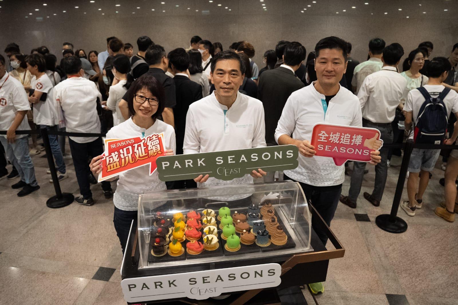 黃光耀今天特別化身「米芝蓮餅神」,加碼為買家送上一系列精美西餅,喻意項目「西餅客(大手客)陸續有來」。(林靄怡攝)