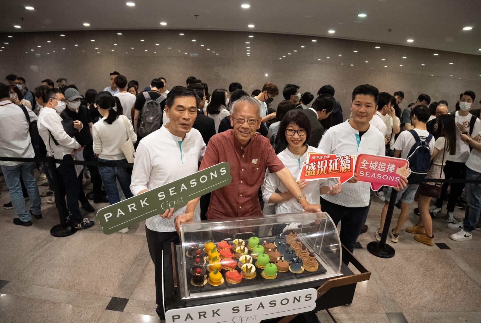 黃光耀今天特別化身「米芝蓮餅神」,加碼為買家送上一系列精美西餅,喻意項目「西餅客(大手客)陸續有來」。(林靄怡攝)