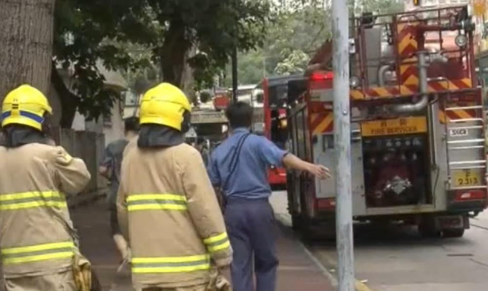 消防員派出一條喉和一隊煙帽隊灌救,並出動搜救隊協助大廈住戶疏散。(電視截圖)