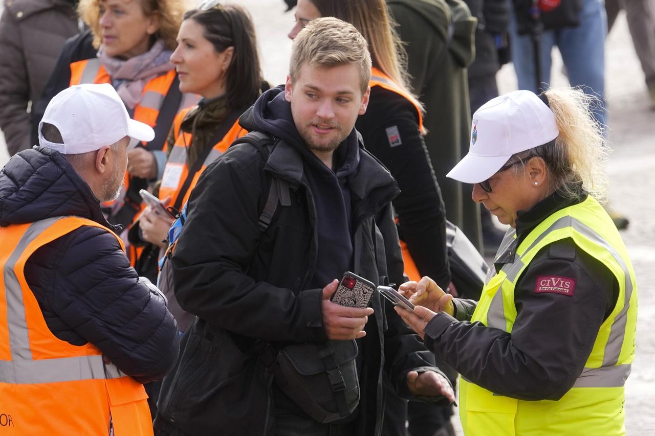 管制人員在Santa Lucia車站等5處交通樞紐抽查旅客,違規者可能面臨300歐元(折合約2,500港元)的罰款。(AP)