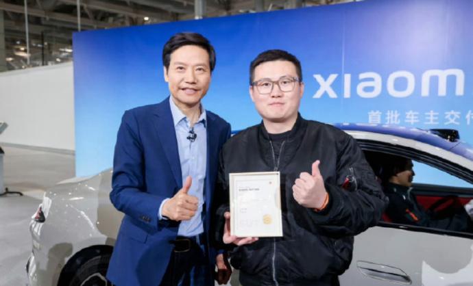 網民發文表示,自己是內地極越車廠的員工,但在他購買小米SU7創始版,並與小米創辦人雷軍握手後,竟遭到公司開除。(微博)